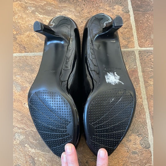Easy Street Black Patent Pumps (Size 9WW) - Picture 6 of 8